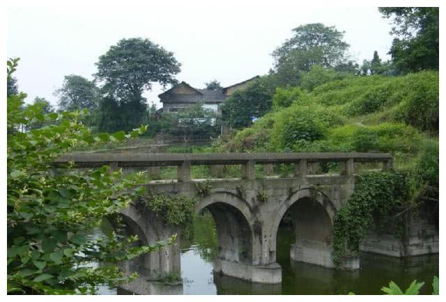 四川隆昌一座古寨，建造在山顶上，如今是这般模样