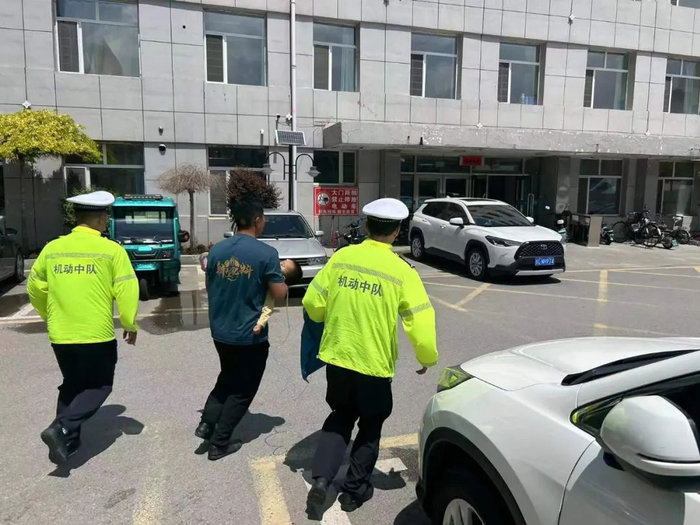 节日我在岗丨3分钟,伊通执勤交警为患病婴儿开辟"生命通道"