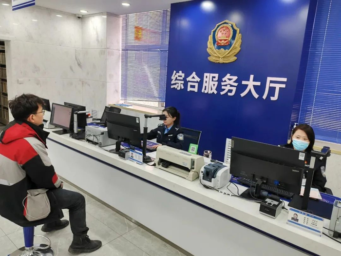 特警大队民警带着警犬"大奔"一起巡逻 守护万家灯火乐山镇派出所民警