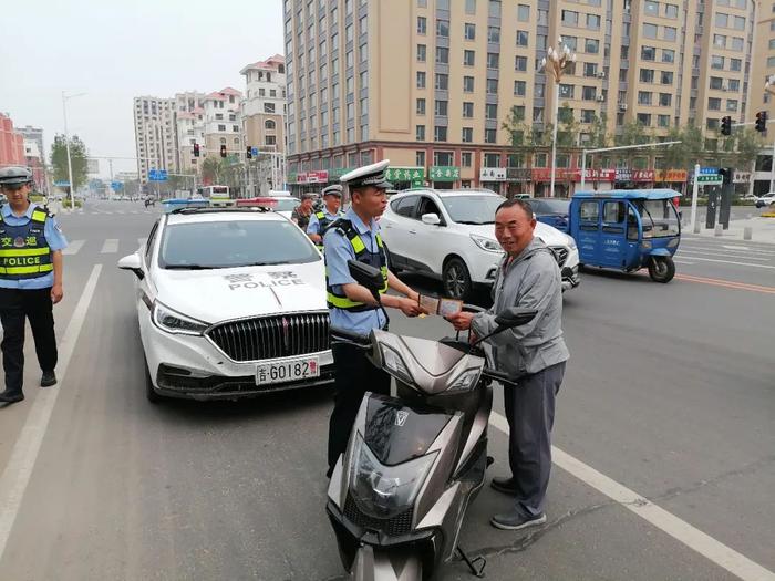 大安交巡警开展整治行动不松懈 严管严查电动车违法行为