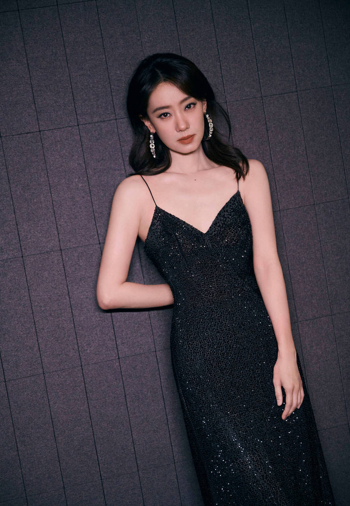 张小斐穿吊带裙好美化身暗夜女王熠熠生辉
