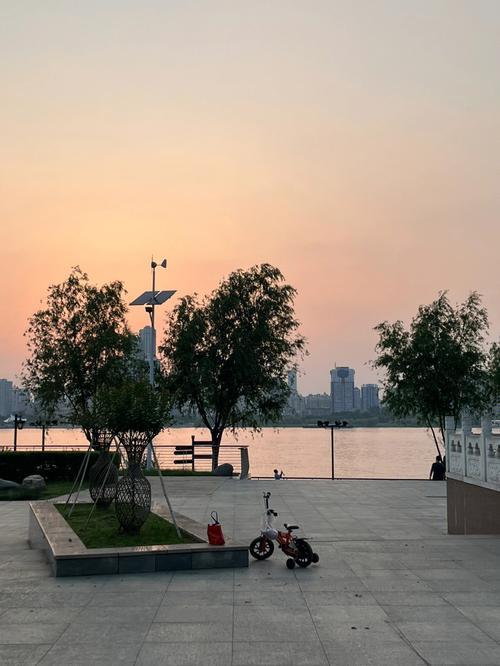 武汉旅游武昌江滩垂钓