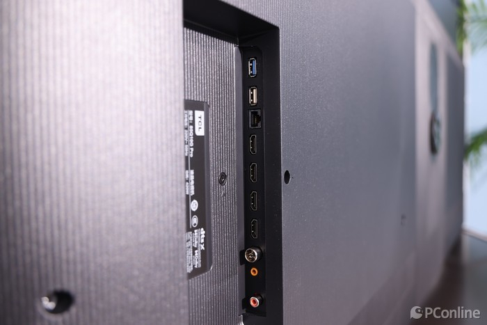 在电视的背部,我们可以看到tcl q10g pro提供的接口,其中包括我们常用