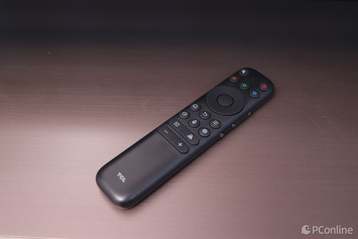 此外,tcl q10g pro的遥控器也在造型和便利性上进行了平衡.