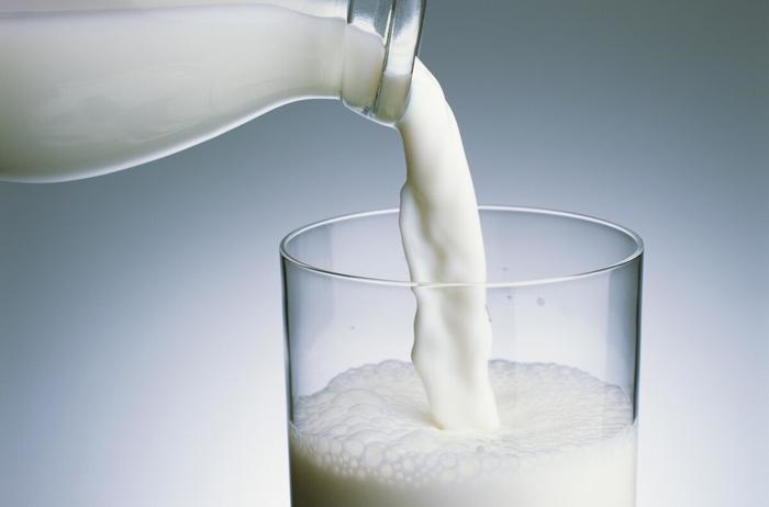 1,晚上喝牛奶比白天危害大?