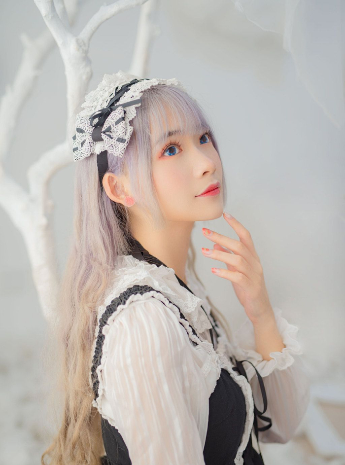 游戏动漫展：萝莉美女女仆装cos秀，表情温柔，含情脉脉！