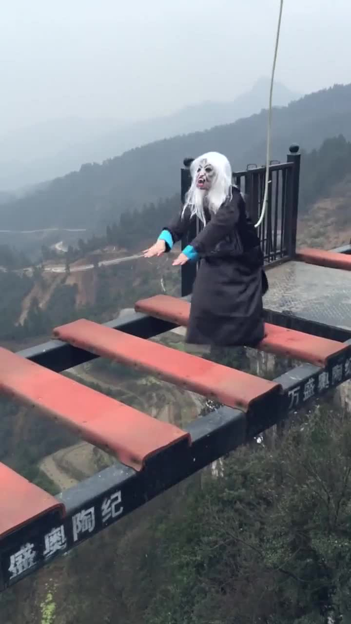 僵尸高空跳一失足吓一跳