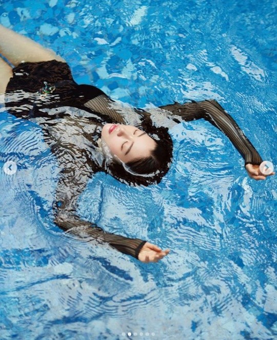 韩国女艺人clara社交网络发照 泳池内秀线条