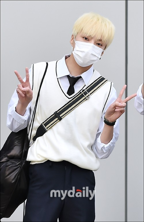 韩国男团WINNER参加《认识的哥哥》节目拍摄