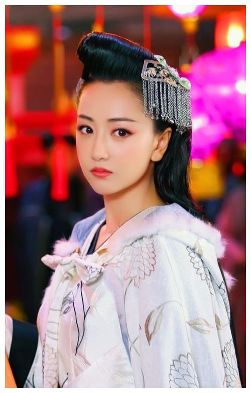 的霍成君造型多变百媚千娇,在剧中她未得到心爱之人而对女主产生恨意