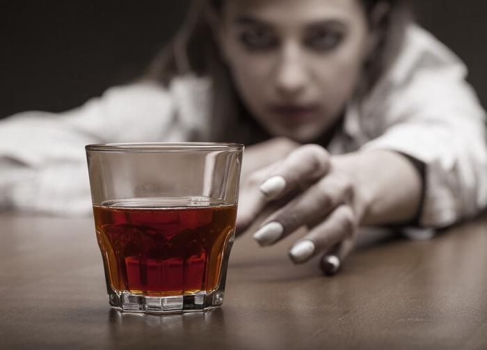 酒瘾自测：喝酒出现这4种情况，别不承认，你已经是“酗酒者”了