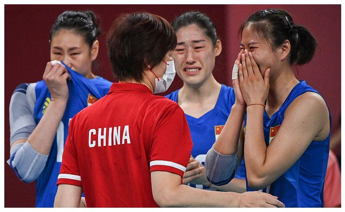 中国女排哭了队员鞠躬感谢郎平希望大家一切都好三年后再来