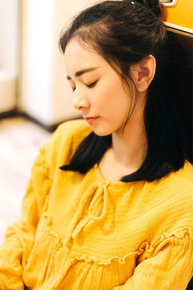 丸子头清纯文艺美女靓丽室外娇巧甜美写真__财经头条