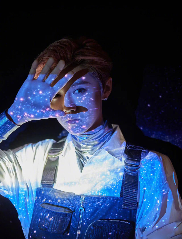 鹿晗新歌《p.xyz》复古写真大片曝光,吉他穿过夜色的静谧__财经头条