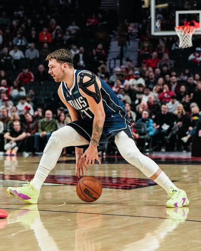 东契奇狂砍大号三双40分12板10助攻11分大胜开拓者艾顿低迷