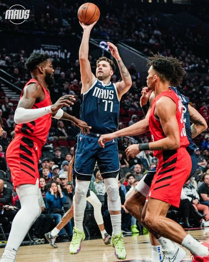 东契奇狂砍大号三双40分12板10助攻11分大胜开拓者艾顿低迷