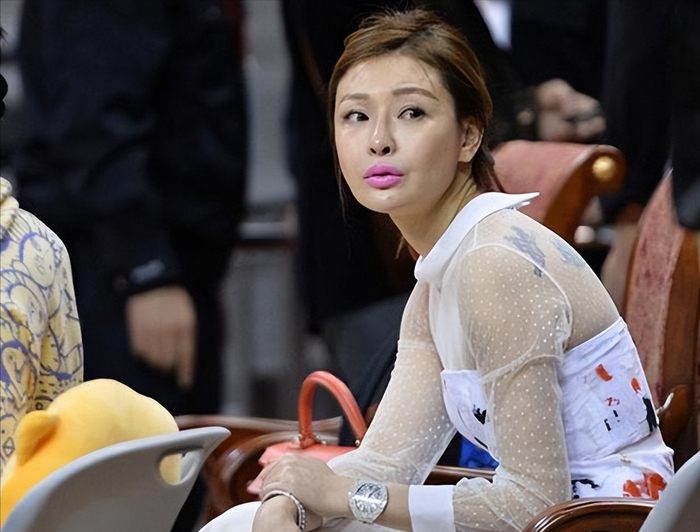 穿短裙秀高挑身材,银白色头发太好看了|cba|吴迪|广东宏远_新浪新闻