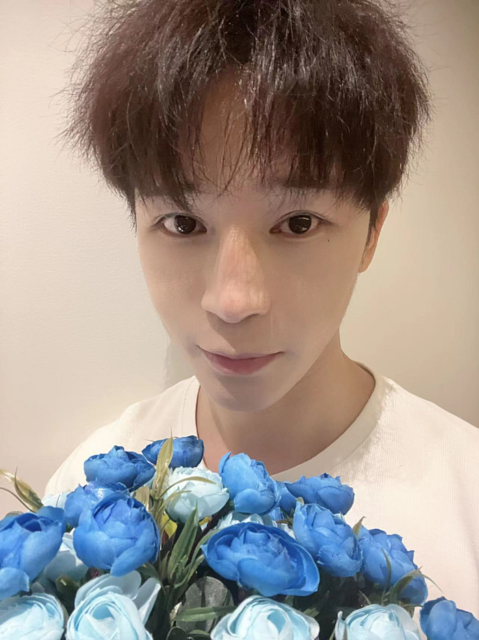 陈奕天与蓝色玫瑰同框照满满的花语|玫瑰|花语|蓝色_新浪新闻