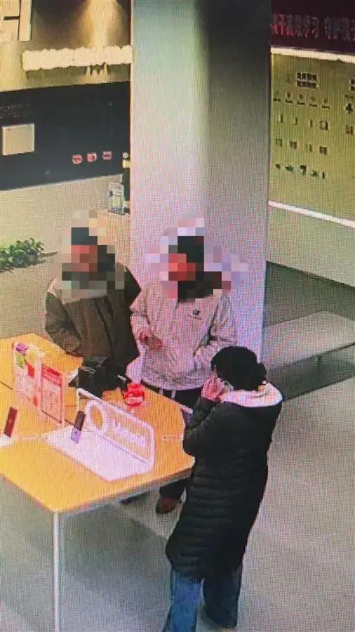 14岁男孩拉路人冒充爸爸买手机，商家向其出售手机违法吗？