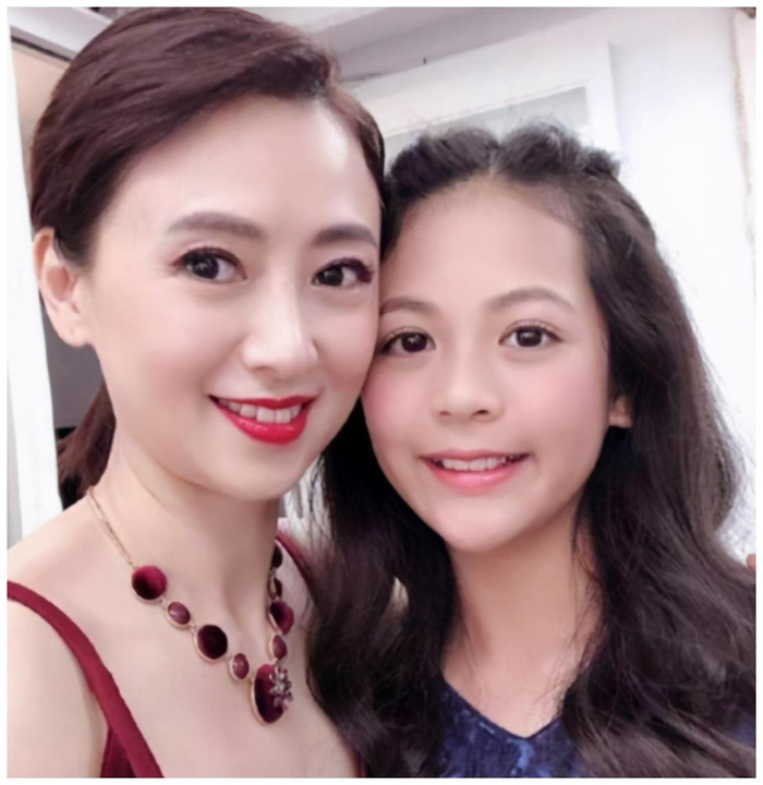 有种"逆袭"叫翁虹女儿,曾被吐槽浪费基因,今撞脸阿娇获数万赞