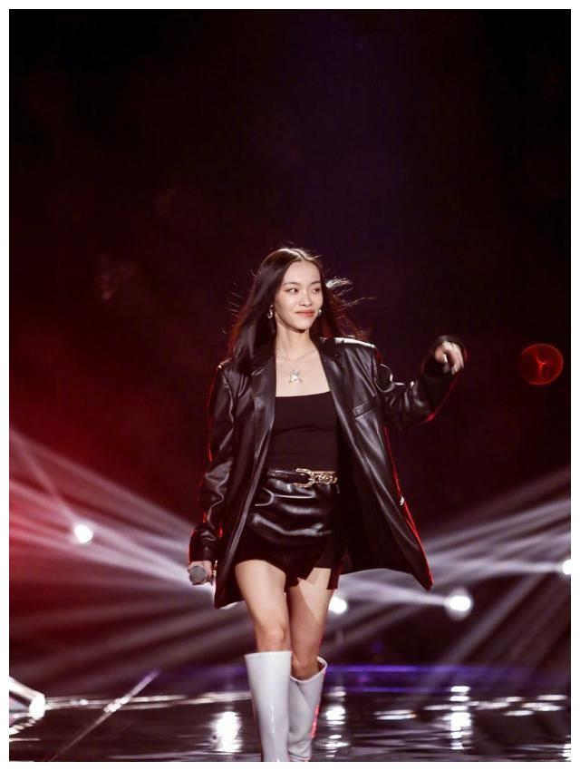 李佳琦妹妹被带火上直播还登节目短裙长靴配高级脸存在感太强