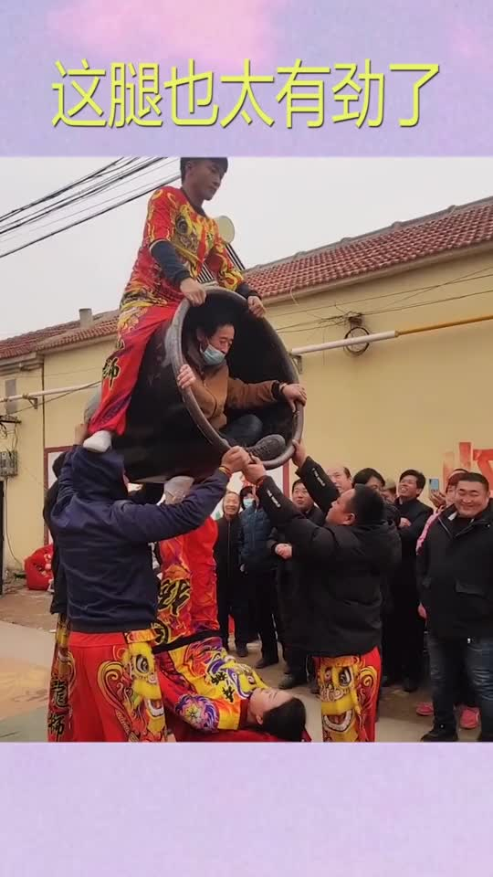 牛人表演杂技脚蹬大缸活人,惊险刺激难度极大