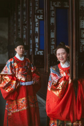 作为秋冬季袍子们必备的汉服之一，明制长袄的袖型不来了解一下？|_新浪新闻