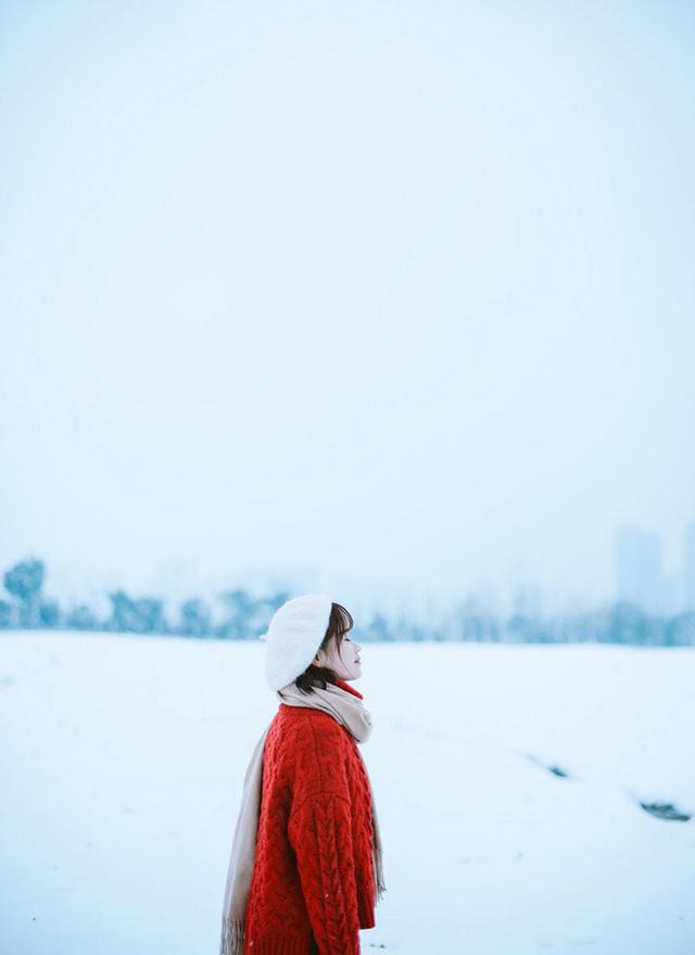 纯净唯美红色毛衣少女户外唯美优雅写真