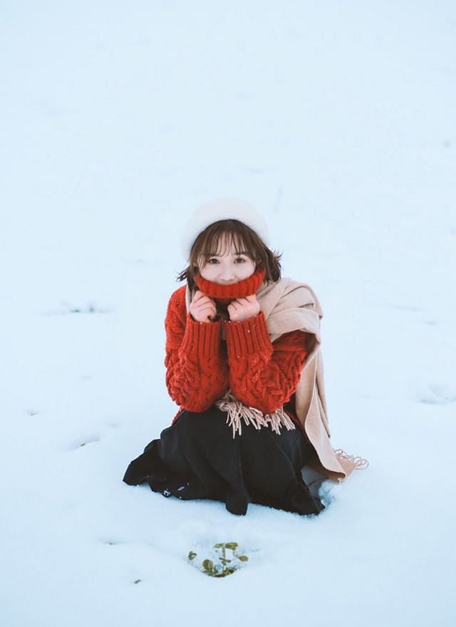 纯净唯美红色毛衣少女户外唯美优雅写真