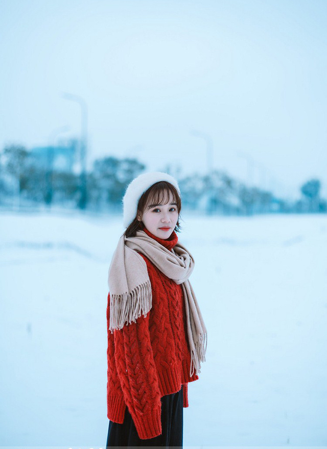 纯净唯美红色毛衣少女户外唯美优雅写真