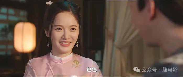 可在新版中,将戚秦氏的角色替换成了庞晓柔,和包龙星是青梅竹马.