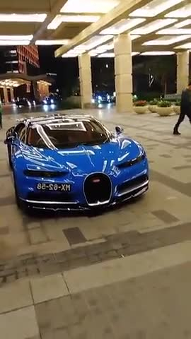 豪车展示澳门赌场门口豪车云集这辆蓝色跑车知道是什么车吗