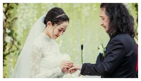 2017年,王菲老师娶小25岁女友,婚礼上高调放婚纱裸照,疯狂的艺术