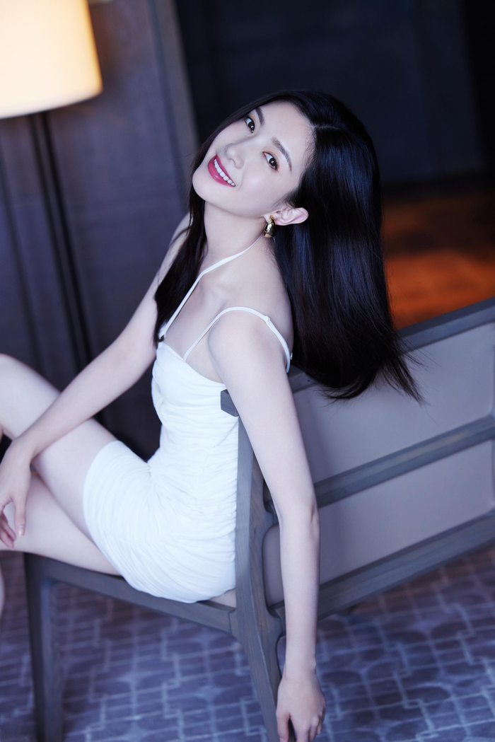 江疏影身穿白色紧身吊带裙,展现出个人完美身材比例,发丝轻扬拂过烈焰