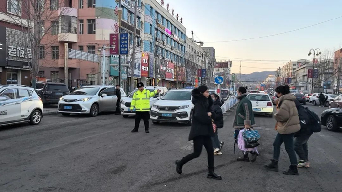 近日,永吉县口前镇第一小学校领导将一面写有"交警护航保平安,爱心护