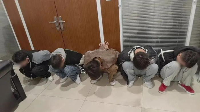 5名男子酒店内被抓!现场查获
