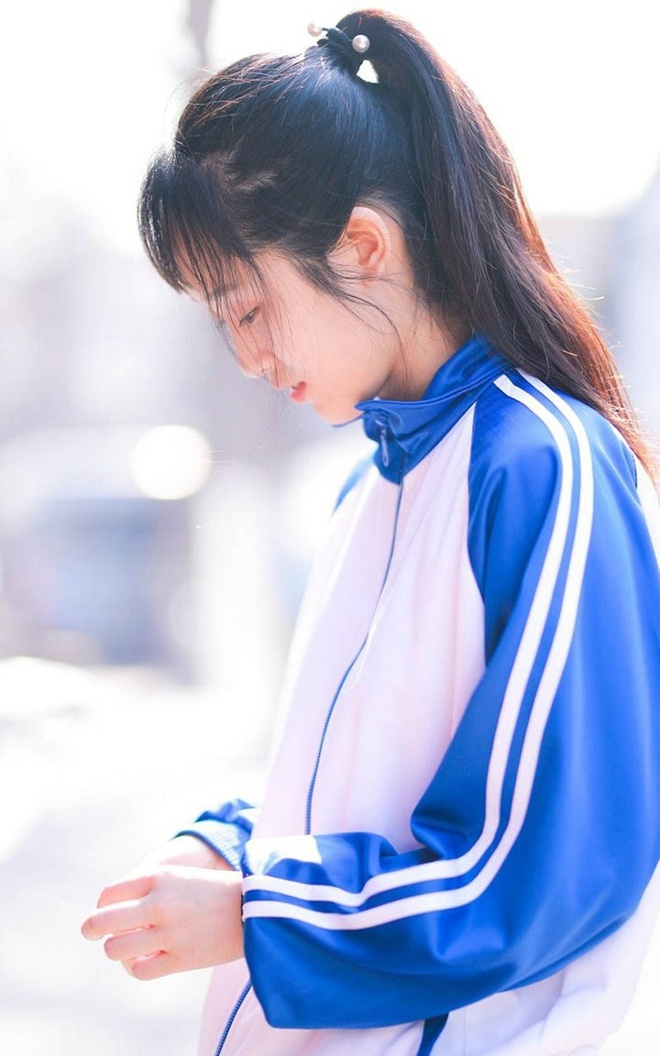 清纯美女校服造型阳光清新迷人写真