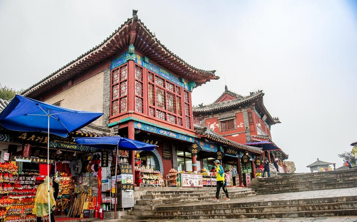 山东有条“天上街市”,位于泰山南天门以北,仿若仙境中的商业街_新浪新闻