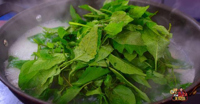 第三步:水开之后,加入1茶匙食盐,加入1茶匙鸡粉,再加入1小勺植物油