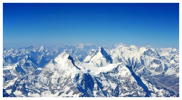 喜马拉雅山发生大事冰雪融化湖中出现的一幕令人难以相信