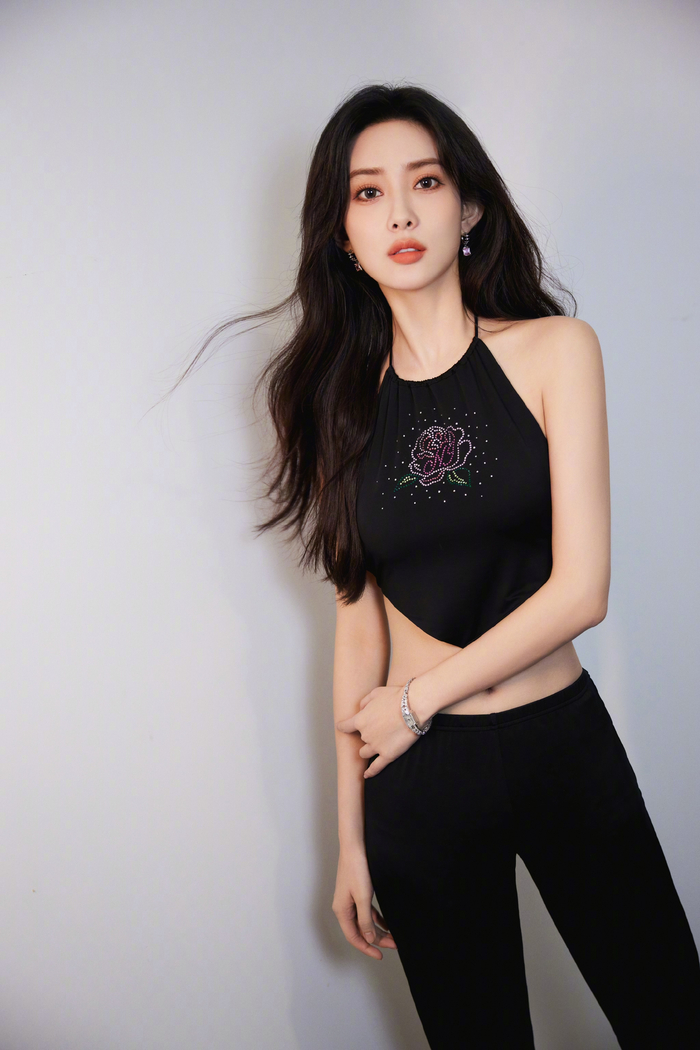 气场全开!孟子义穿清凉吊带秀香肩蛮腰__财经头条