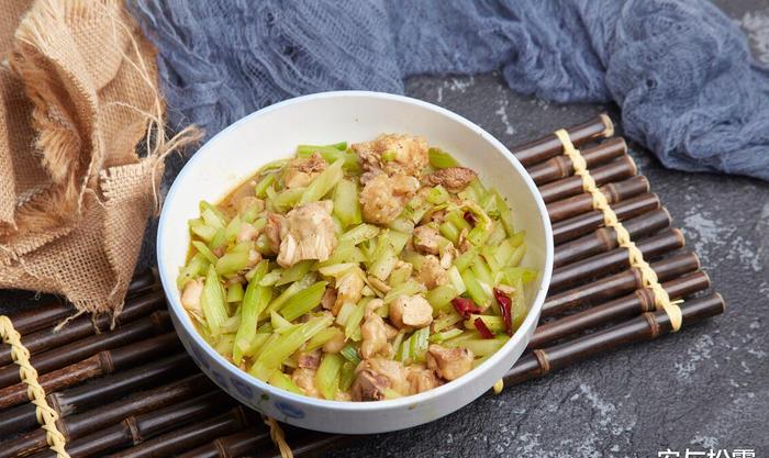 芹菜炒肉丝，简单易学的家常美食，低脂降压可做便当菜，鲜香爽脆