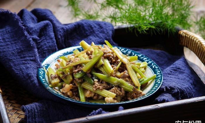 芹菜炒肉丝，简单易学的家常美食，低脂降压可做便当菜，鲜香爽脆