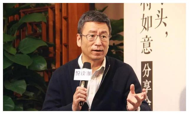 “央视名嘴”白岩松,和妻子朱宏钧23年共患难,今一家人幸福美满