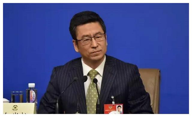 “央视名嘴”白岩松,和妻子朱宏钧23年共患难,今一家人幸福美满