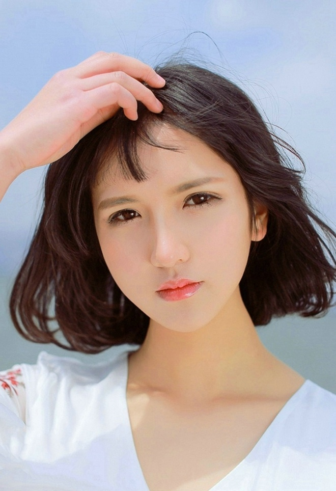 清纯刘海短发美女白色长裙户外唯美写真