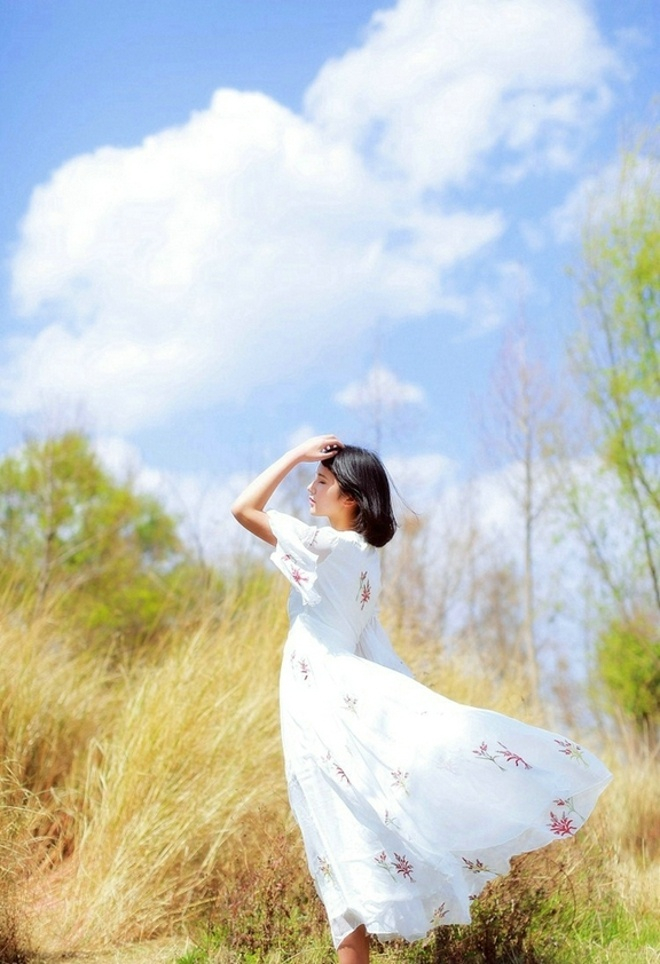 清纯刘海短发美女白色长裙户外唯美写真