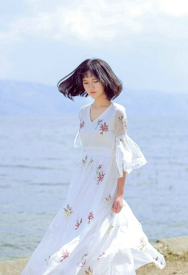 清纯刘海短发美女白色长裙户外唯美写真