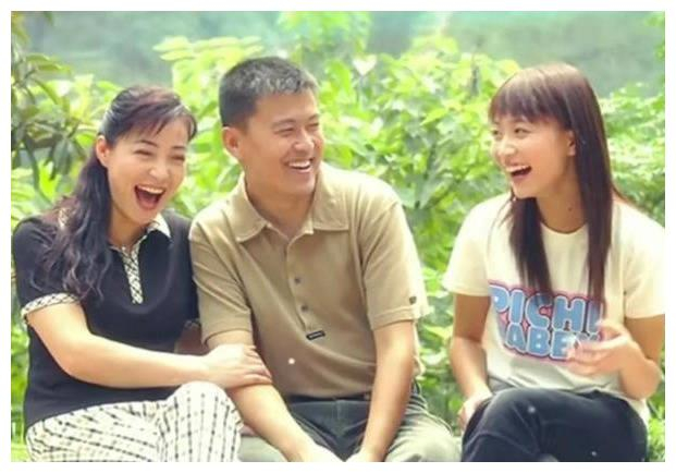 在生活中戴春荣和丈夫恩爱的关系,也让女儿郝洛钒羡慕不已,谈到和老公