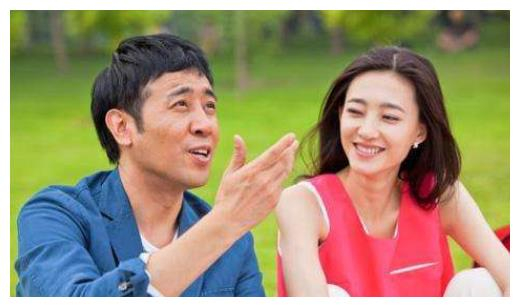 2019年10月,就有媒体拍到了王丽坤和富豪男友现身民政局.